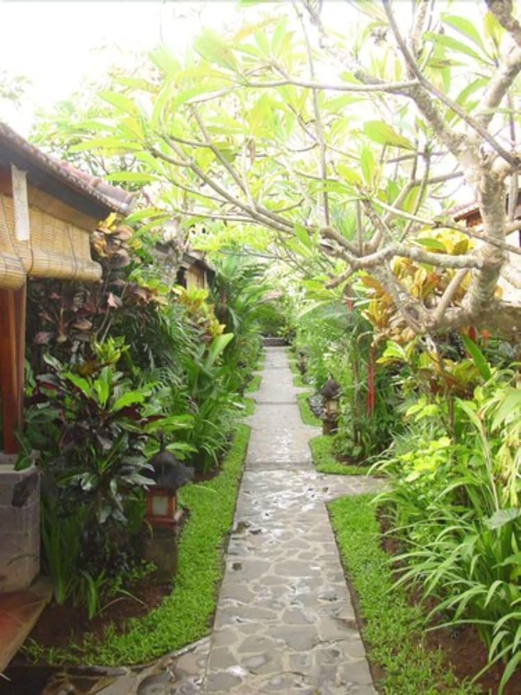 Putu Bali And Hotel Seminyak (Bali)